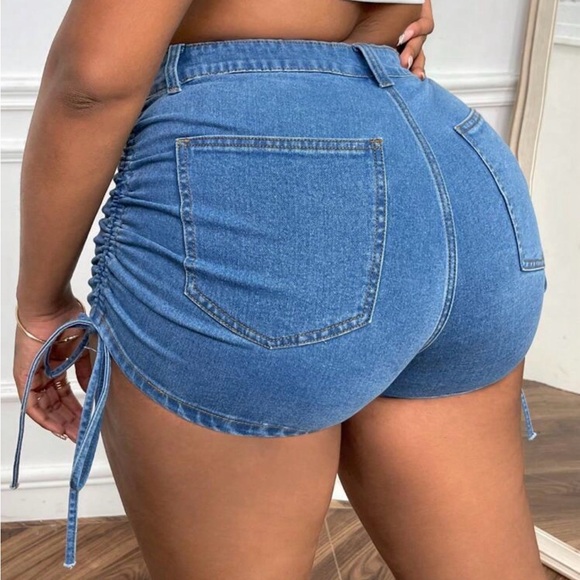 SHEIN Ruched Side Blue Jean Shorts - Picture 2 of 7